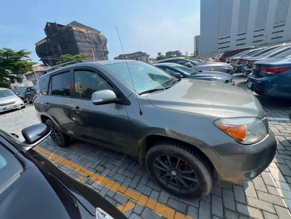 A picture of Toyota RAV4 2008
