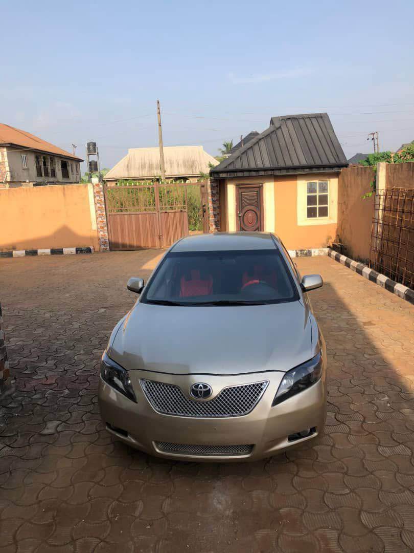 A picture of Muscle Camry 08 gold jas