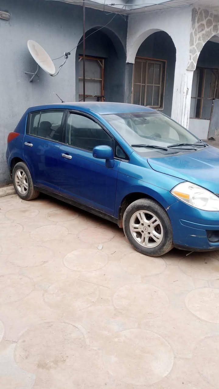 A picture of 2007 Nissan versa car 2007