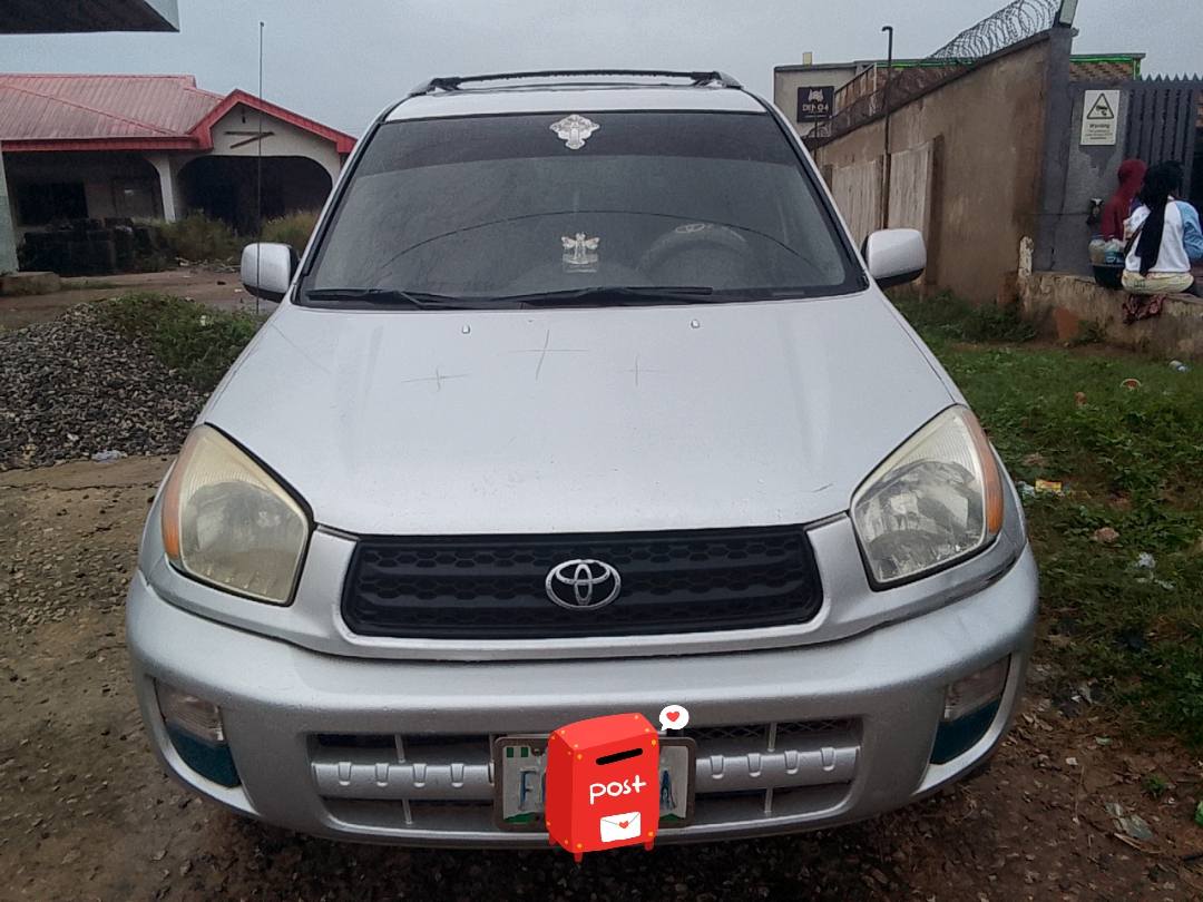 A picture of Check out this SMART Toyota RAV4 2003 U CAN GIVE