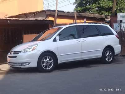 A picture of Toyota Sienna 05