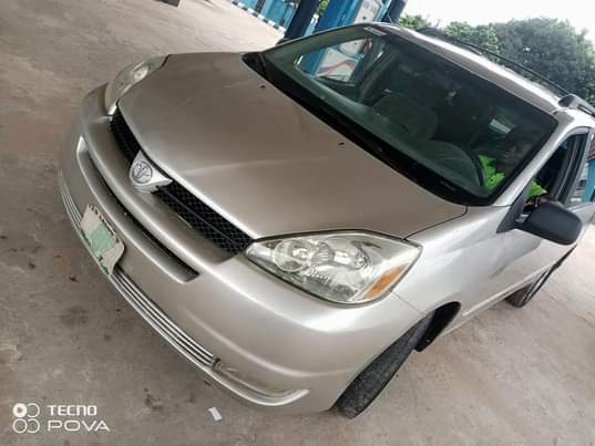 A picture of Toyota Sienna 05
