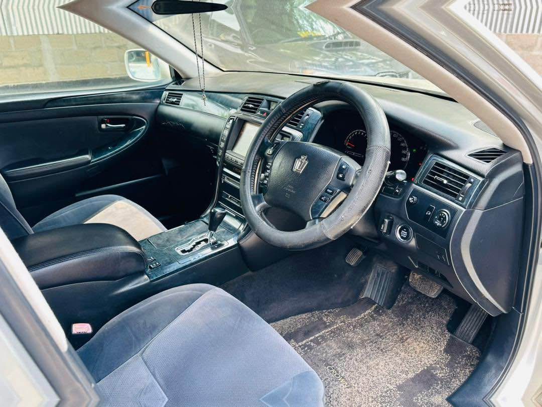 A picture of TOYOTA CROWN