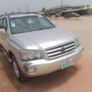 A picture of Sharp and clean Toyota Highlander Superbe Engine and gear perfectly
