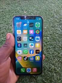 A picture of Iphone x imewekwa mfuniko wa macho matatu