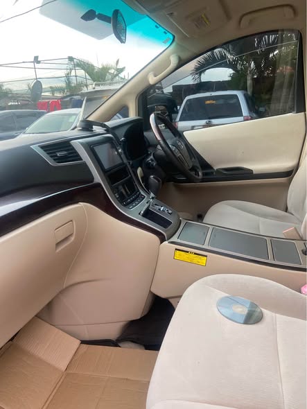 A picture of Toyota alphard 2012
