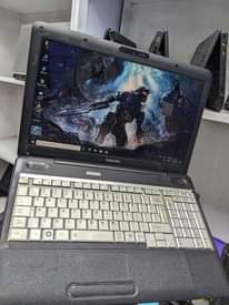 A picture of Toshiba satellite core2duo mwenye anaweza kuwahi makumbusho stand aje na