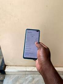 A picture of Samsung galaxy s10 cracked bit working well at just 380k