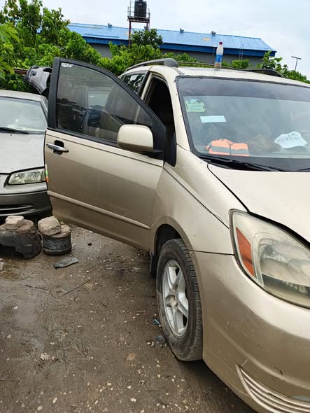 A picture of 2005 Toyota sienna
