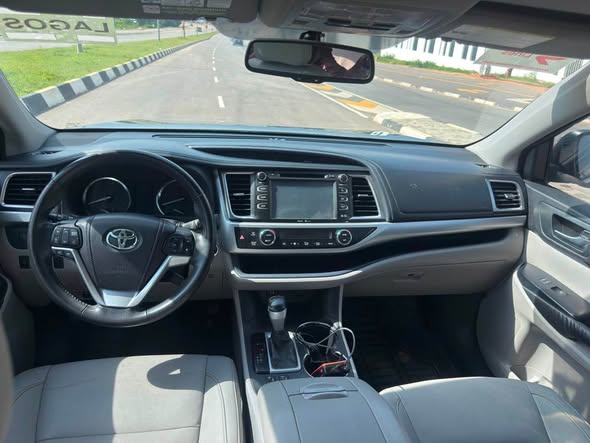 A picture of 2015 TOYOTA HIGHLANDER XLE ON DISTRESS FOREIGN USED GOING FOR