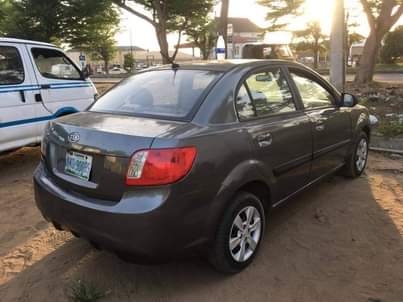 A picture of 2009 manual kia rio