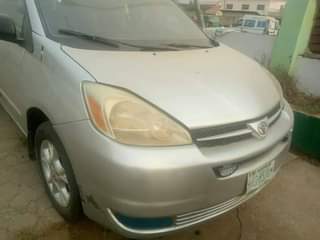 A picture of 2005 Toyota Sienna