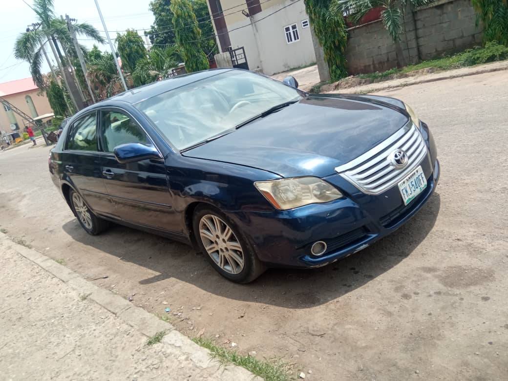 A picture of Toyota Avalon 08