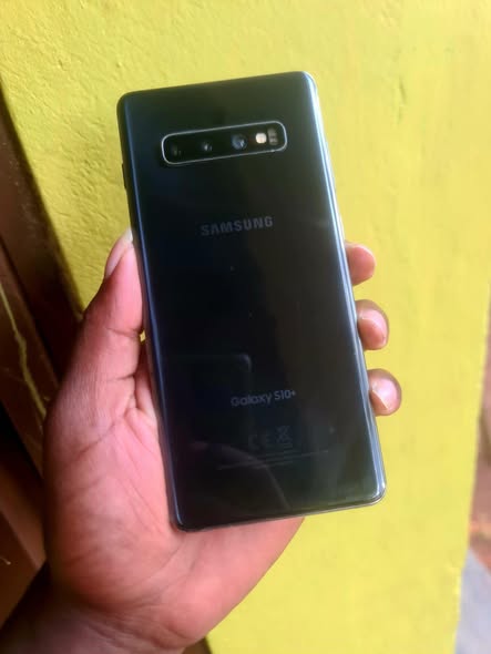 A picture of Sumsung galaxy s10plus