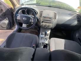 A picture of Nissan Altima 06