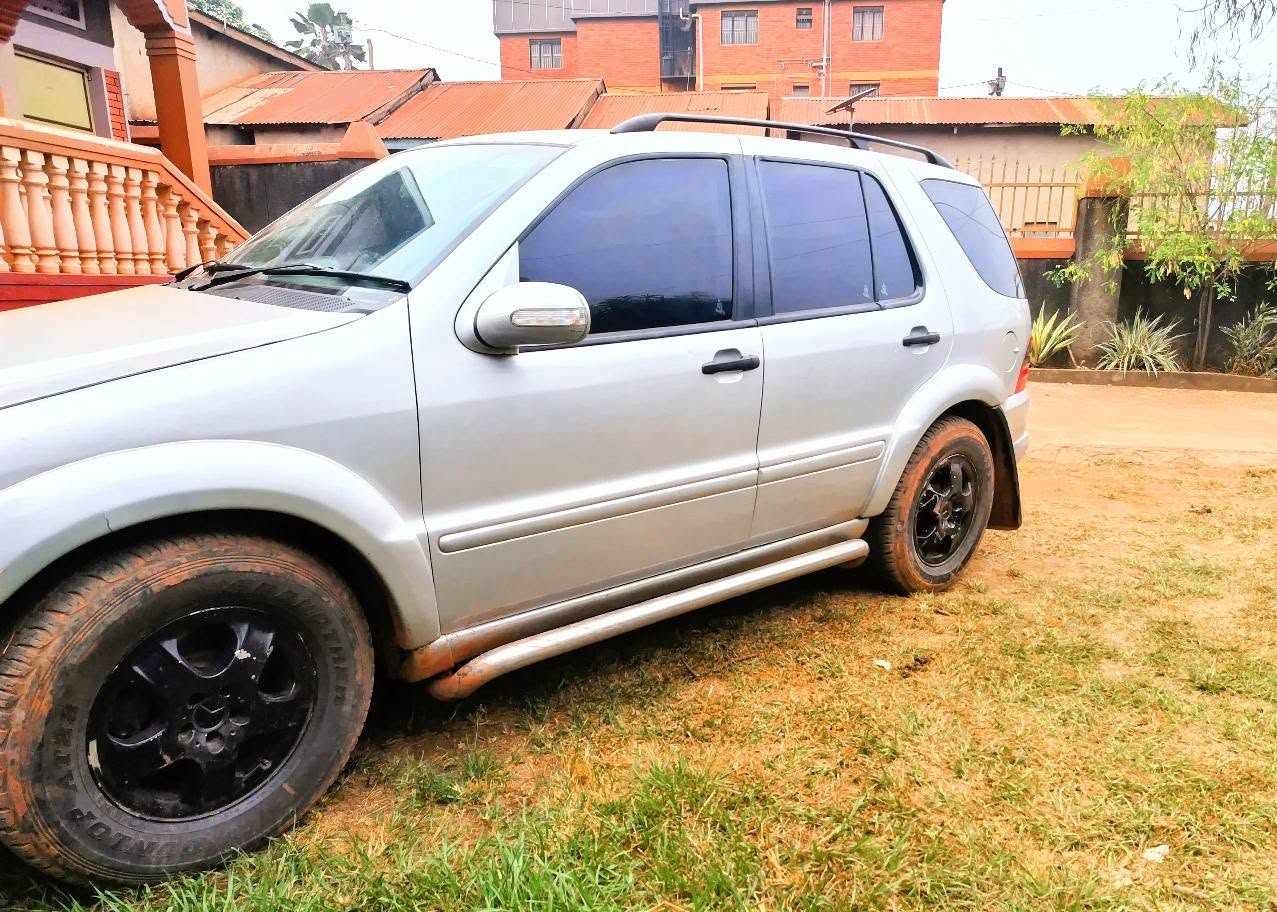 A picture of ML 320 Benz petrol engine 2004 at 11 5m negotiable
