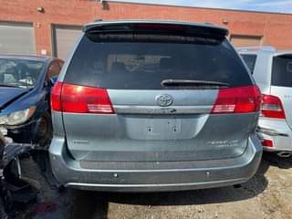 A picture of 2004 Toyota Sienna