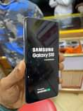 A picture of Samsung S10 vs S10plus