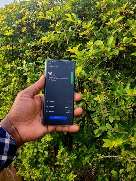 A picture of Samsung galaxy note 9 128gb 6gbram clear cameras slightly cracked