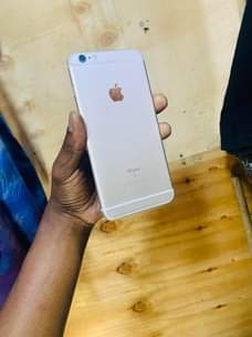 A picture of I phone 6s plus Gb 64 imenyooka inahitaji 150 tu