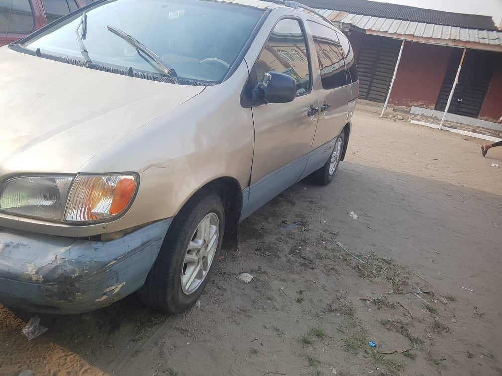 A picture of Toyota Sienna 2001