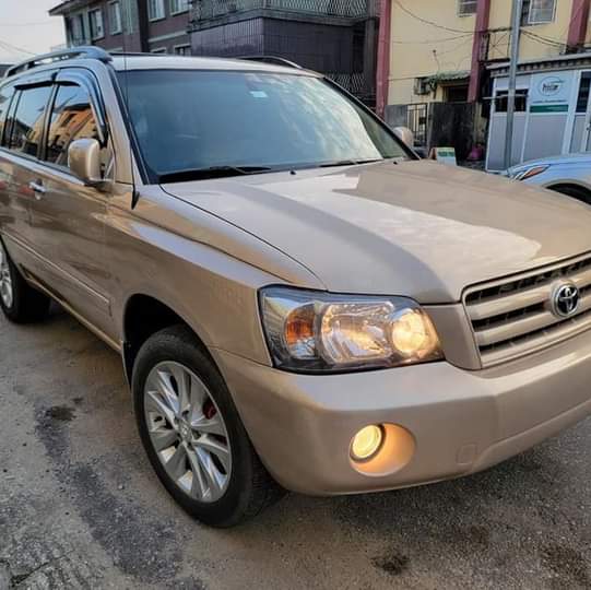 A picture of 2004 TOYOTA HIGHLANDER FOR SALE 3M