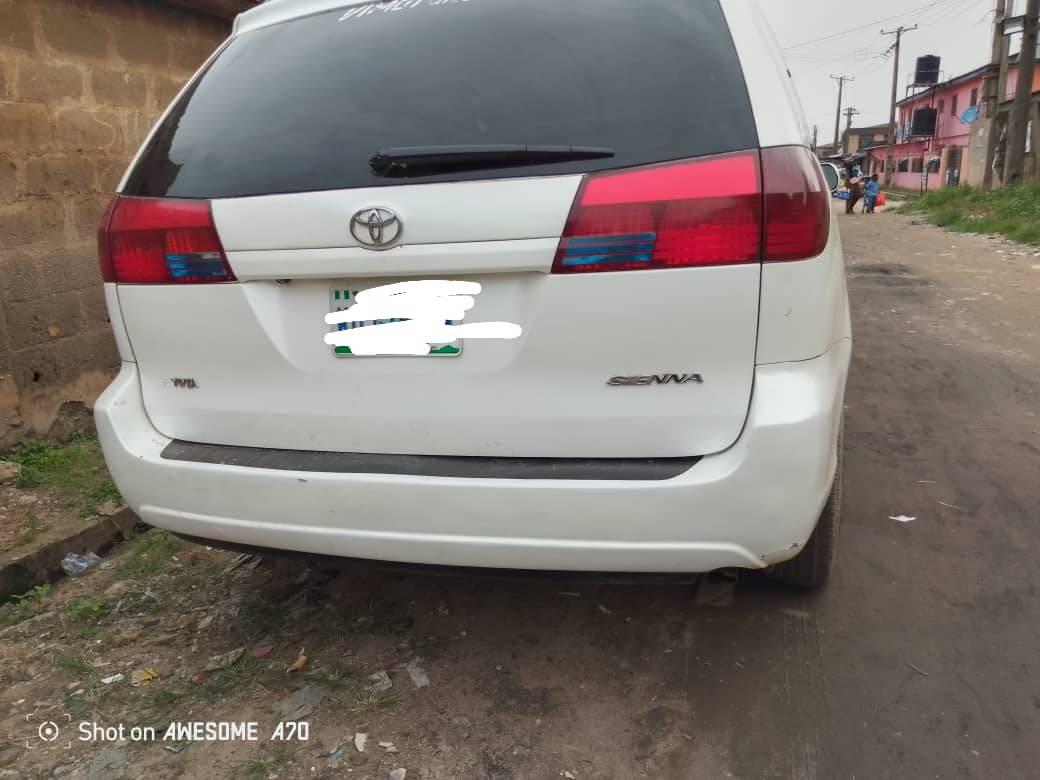 A picture of Toyota sienna XLE 2006 model