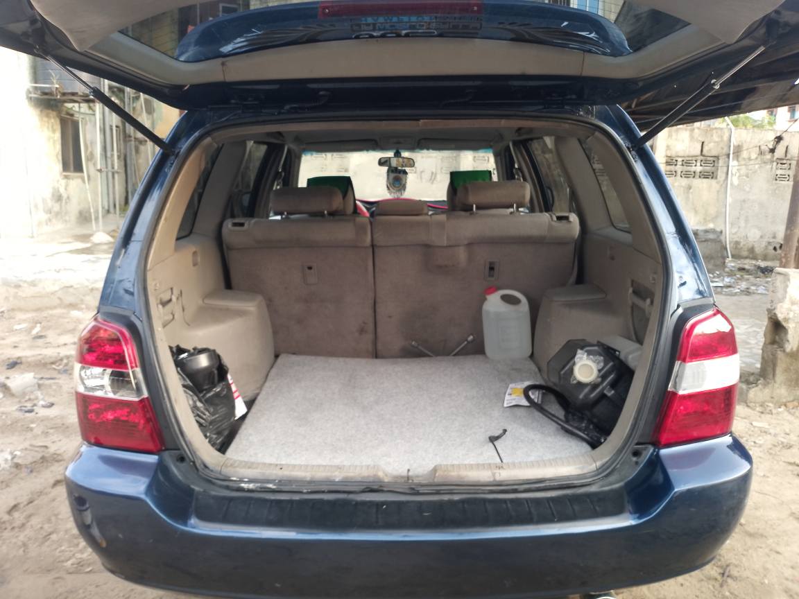 A picture of Clean Neat Tokunbo Standard Highlander for sale. Engine Gear suspensions