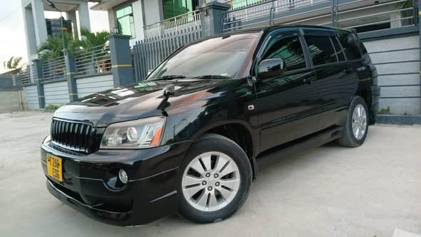 A picture of Bei 32 5 Milion TOYOTA KLUGER ESG Year 2005 Engine