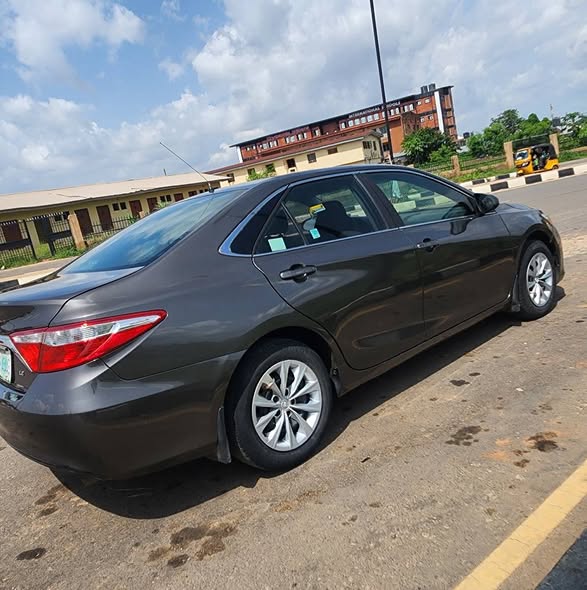 A picture of TOYOTA CAMRY 2016