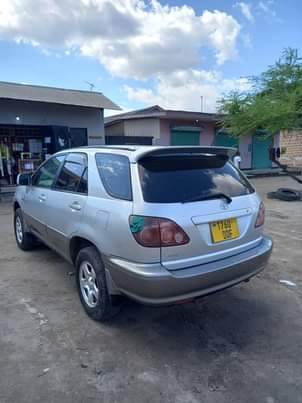 A picture of TOYOTA HARRIER OLD MODEL