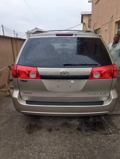 A picture of Toyota sienna 2010