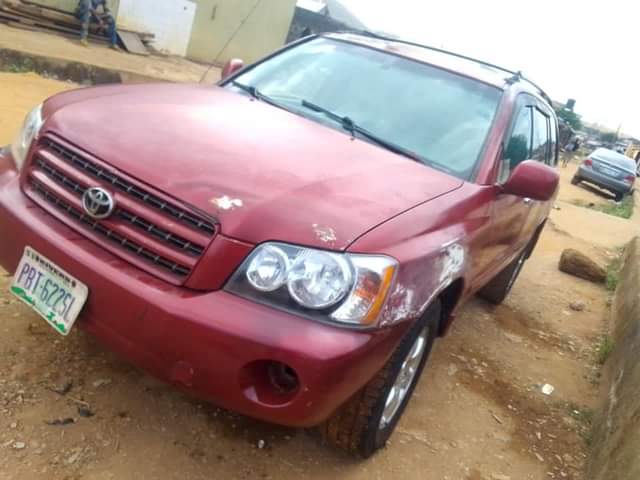 A picture of Toyota Highlander 2004 model buy and repaint no more body