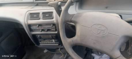 A picture of Toyota Noah ziko mbili r40 na New Shap zinalengeshwa chap