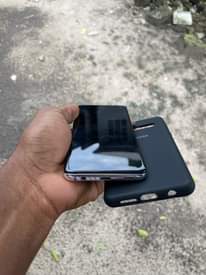 A picture of Samsung s10 plain