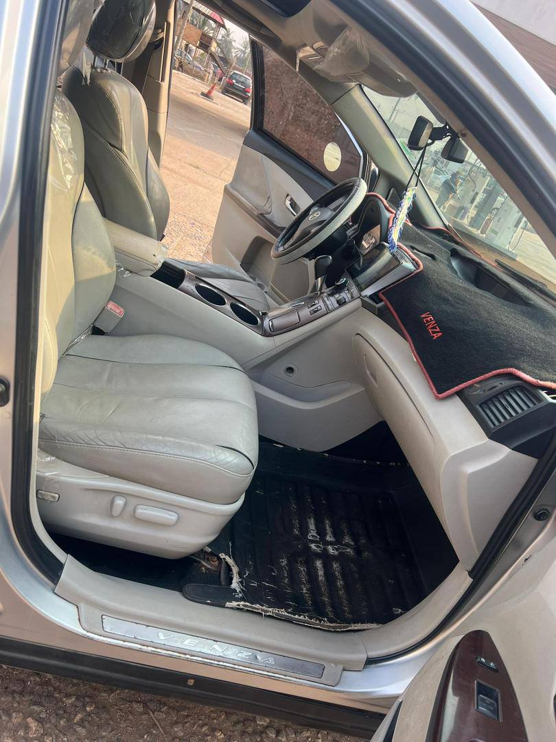 A picture of Fresh sweet market V6 Venza with double panoramic Raw First