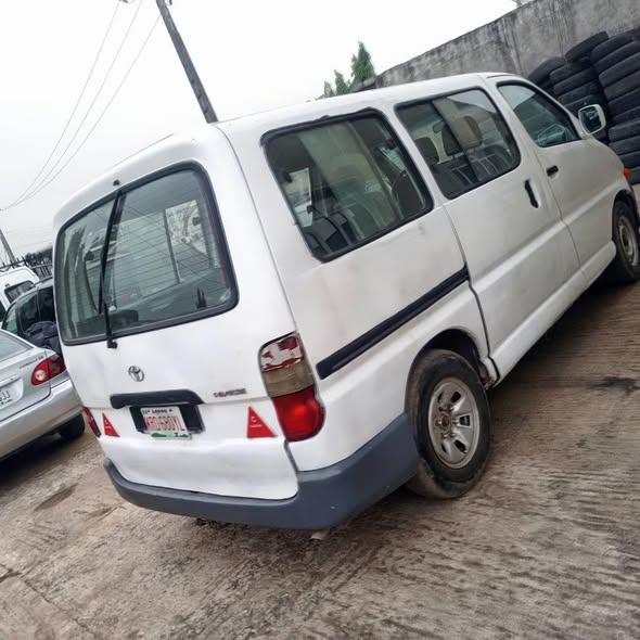 A picture of 2002 Toyota hiace