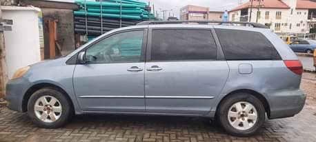 A picture of Toyota sianna Year 2004 Nomal Engine Ac need gas ENGINE