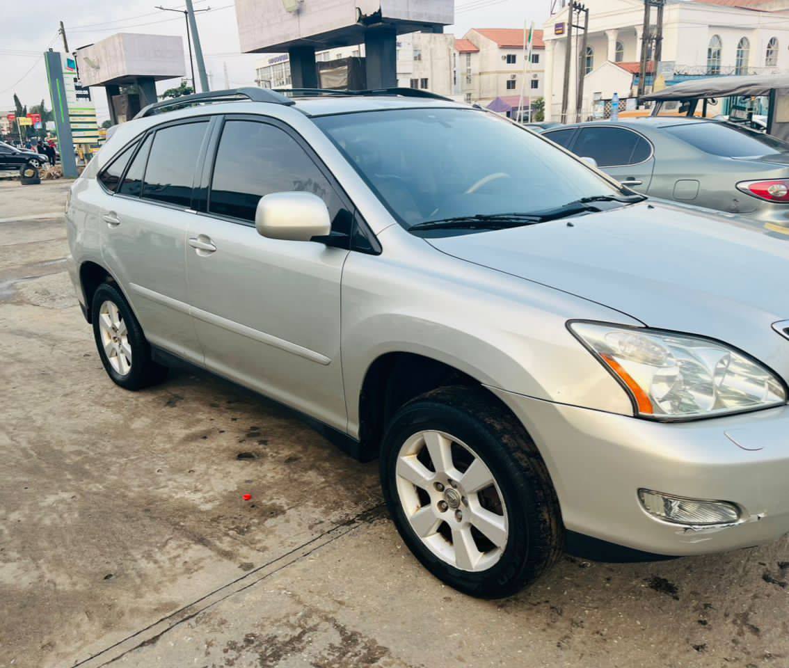 A picture of RX 330 2006 model 11 5m