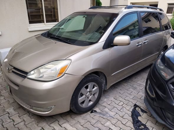 A picture of Toyota sienna 2005