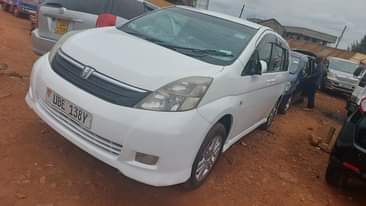 A picture of TOYOTA ISIS
