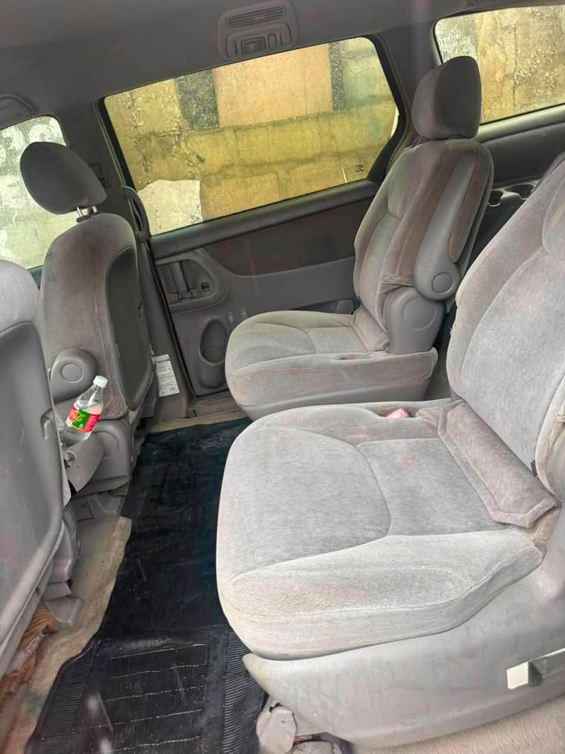 A picture of Barely Drive 2005 Toyota Sienna Le