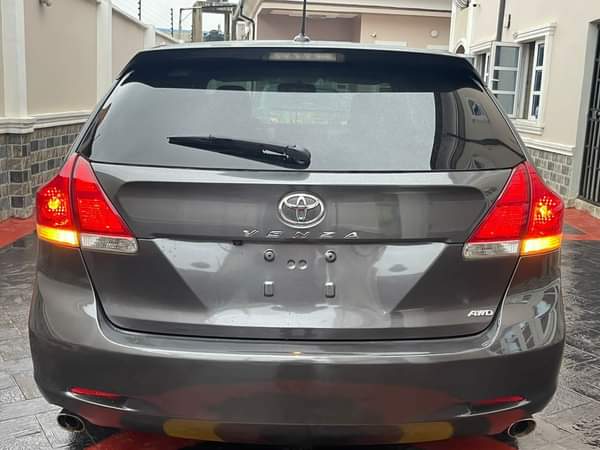 A picture of wow This is sparkling clean Toyota venza 2010 model registered