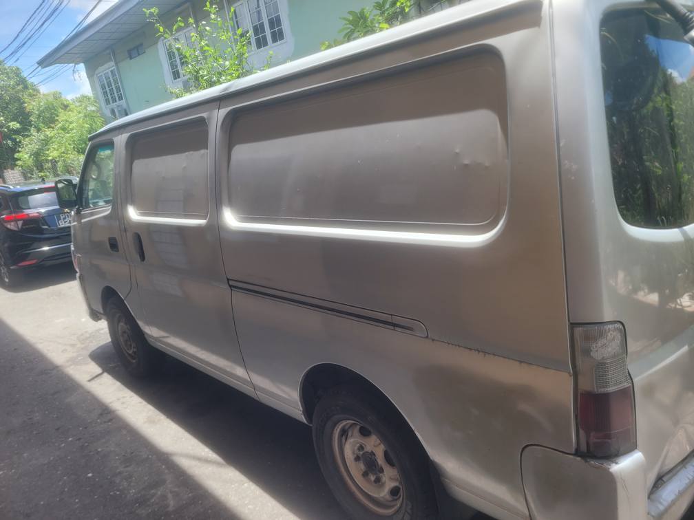 nissan e25