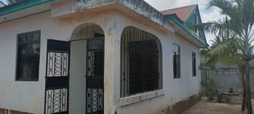 A picture of NYUMBA TATU KWENYE ENEO MOJA ZINAUZWA NA BANK KIGAMBONI MAGOGONI