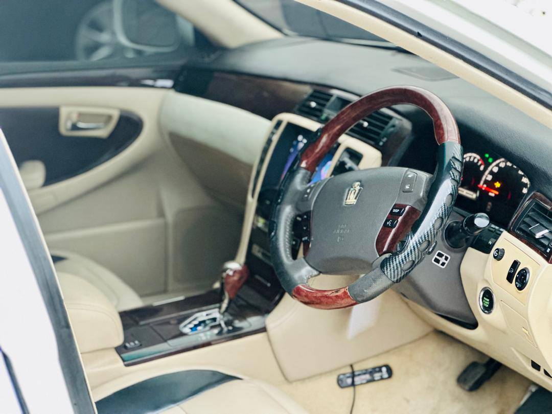 A picture of TOYOTA CROWN ATHLETE