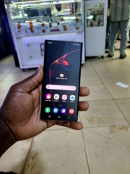 A picture of Samsung galaxy note10 5G 256gb 12gbram onscreen fingerprint slightly cracked