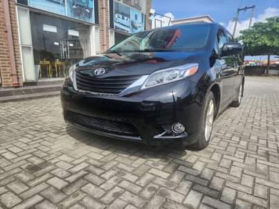 A picture of Tokunbo Toyota Sienna 2017