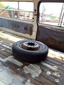 A picture of 2003 Mazda E2000 4