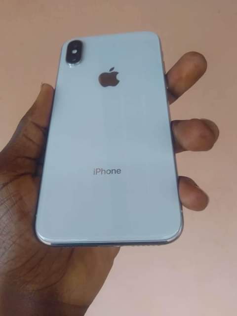 A picture of iPhone X 64gb 09079917217